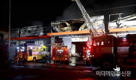 인천 자동차 개조공장 불 14시간 만에 진압1명 부상10개동 전소 미디어인천신문