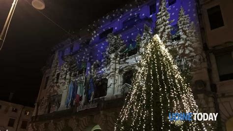 Natale A Udine Luci Video Mapping E Anche La Pista Di Pattinaggio Sul