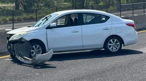 Mujer choca su automóvil contra muro de contención en carretera a Cardel