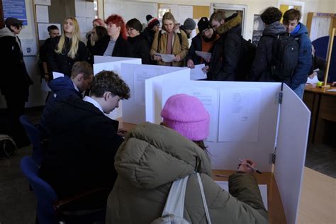 Toruń trwają wybory do Młodzieżowej Rady Miasta Torunia Tłumy młodych