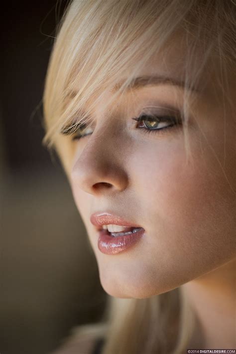 Hot Babe Kenze Thomas Slowly Removes Her Panties Photos