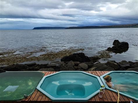 Les bains à remous au bord de la mer dans la petite ville de Drangsnes