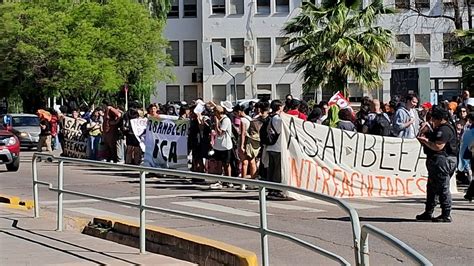 Estudiantes De La Uncuyo Levantaron La Toma Del Rectorado Y Marcharon A