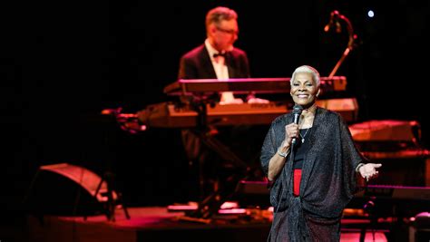 Após ser homenageada pelo ROCK ROLL HALL OF FAME Dionne Warwick vem