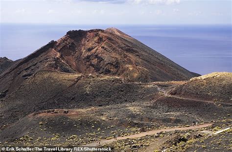 Volcano alert in Canary Islands after a THOUSAND earthquakes detected ...