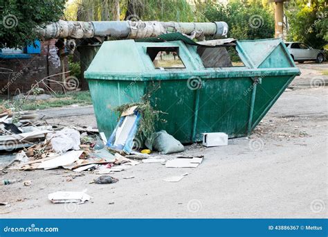 Bidone Della Spazzatura Riempito Troppo Dei Rifiuti In Neigborhood Del