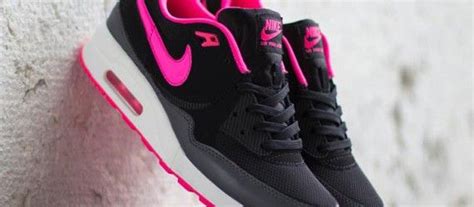 Nike WMNS Air Max Light – Black / Hyper Pink | Nike air max, Nike air ...