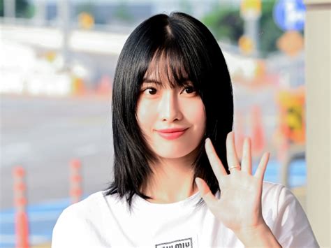 「ももりんが日本に…」twice・モモ、デコルテあらわな“vネックワンピ姿 ”ストッキング美脚に注目【photo】 2023年10月26日