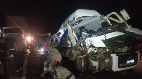 Morre motorista de caminhão que bateu na traseira de carreta na AM 070