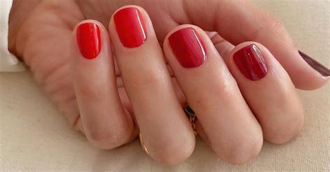 15 ideas de manicura roja elegantes para uñas cortas para llevar ahora