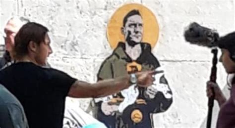 Francesco Totti Santo Subito Spunta Un Murale Alla Scuola Manzoni