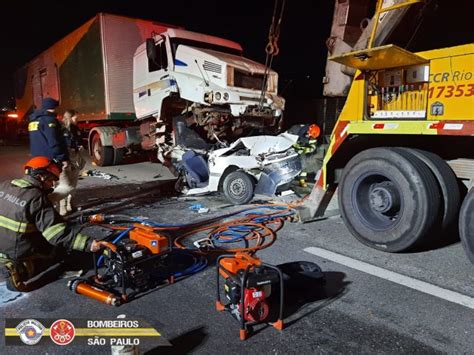 Carro fica prensado entre caminhões em grave acidente na Via Dutra