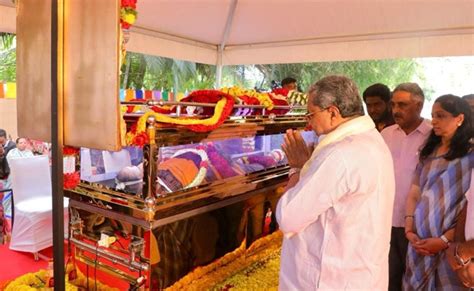 Large number of people pay last respects to veteran Kannada actress ...