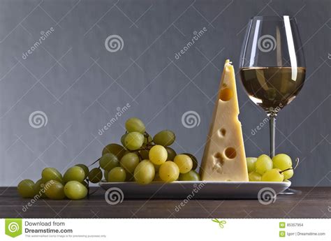 Queso Con La Uva Y El Vidrio De Vino Foto De Archivo Imagen De Suave