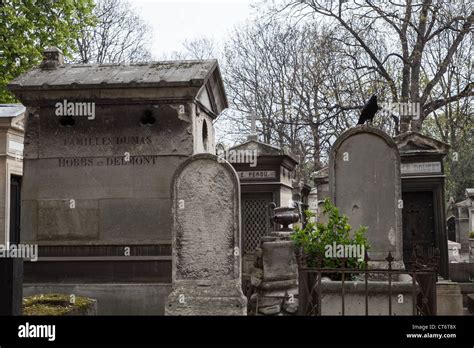 Montmartre Cemetery Hi Res Stock Photography And Images Alamy