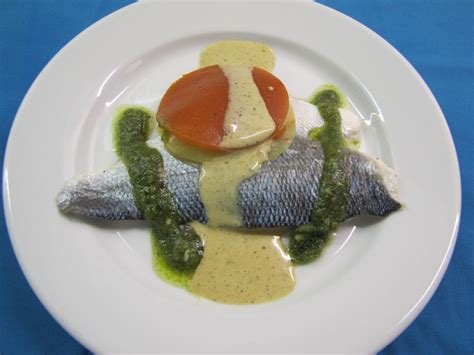 Zacht Gegaarde Zeebaars Met Kussentjes Van Tomaat Dragon Pesto En Saus