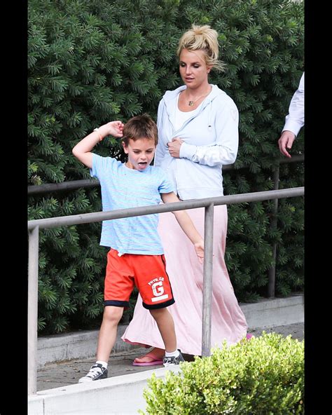 Vid O La Jolie Britney Spears Emmenant Ses Fils Sean Et Jayden Au