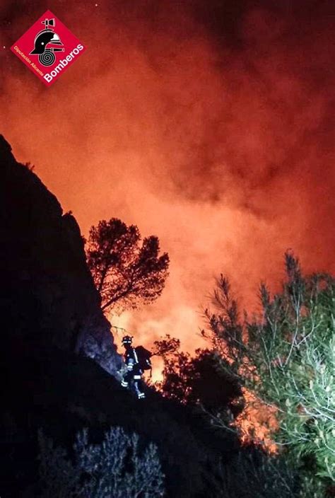 Extinguidos Los Incendios Declarados En Pen Guila Alicante Y L