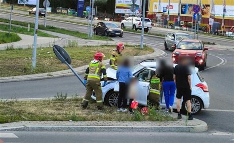 Zderzenie Suzuki I Nissana Suzuki Przejecha O Przez Rondo Uderzaj C W Znak