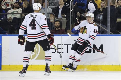 Les Blackhawks battent les Rangers 5 2 et mettent fin à une série de