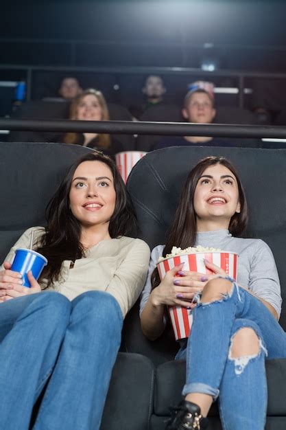 Dos Amigas Viendo Una Película En El Cine Juntas Foto Premium