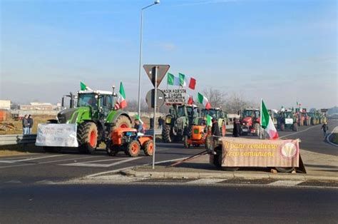 La Protesta Dei Trattori Arriva Ad Arluno E Blocca Il Traffico Video