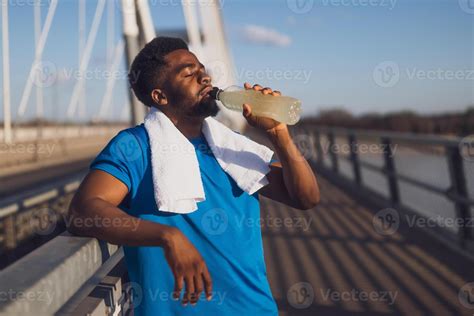 Retrato De Joven Afroamericano Hombre Quien Es Bebiendo Agua Y