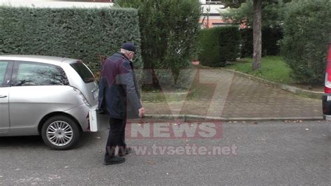 Si Toglie La Vita Lanciandosi Dal Balcone Della Sua Abitazione Tv