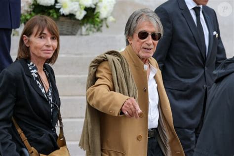 Jacques Dutronc Sa compagne Sylvie Duval alpaguée par des fans lors