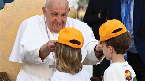 Quei Piccoli Maestri Dellabbraccio E Del Perdono Papa Francesco Con