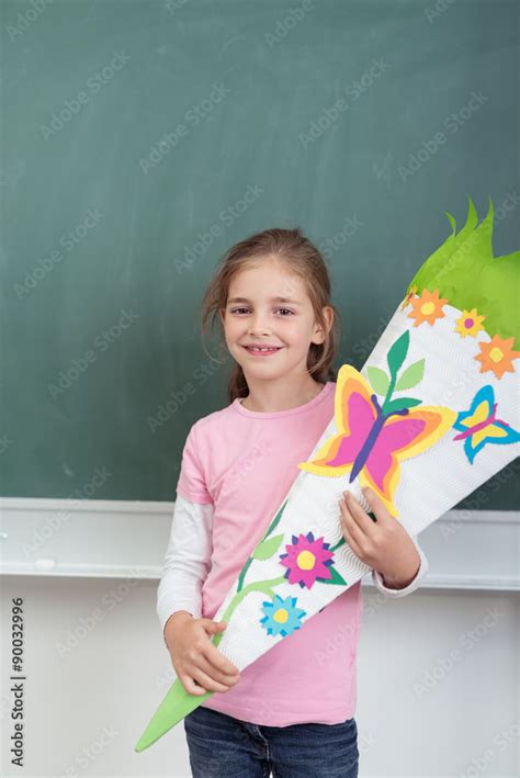 Stolzes Kleines M Dchen Mit Seiner Schult Te Vor Der Tafel Stock Foto