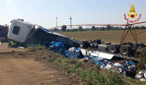 Cremona Incidente In A21 Si Ribalta Con Il Camion E Finisce In Un