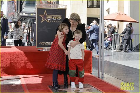 Kelly Clarkson Brings Her Two Kids To Walk of Fame Star Ceremony: Photo ...