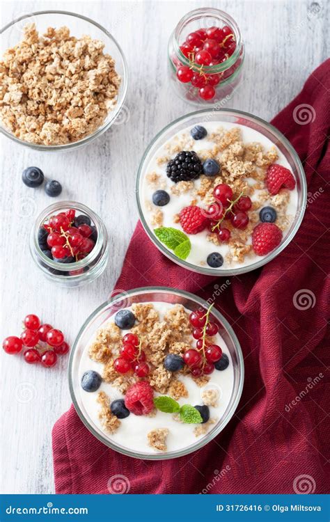 Gezond Ontbijt Met Yoghurt En Granola Stock Foto Image Of Graangewas