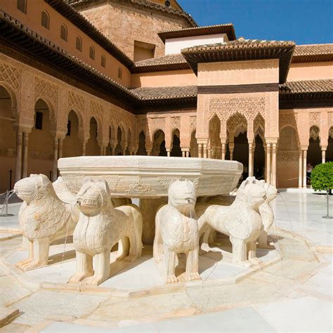 Kuriositäten des Patio de los Leones Alhambra in Granada