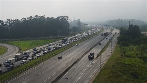 Ocorrência bloqueia faixas da rodovia Ayrton Senna