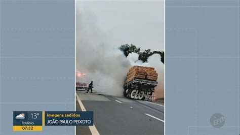 Caminhão carregado madeira pega fogo na Rodovia SP 147 em Limeira