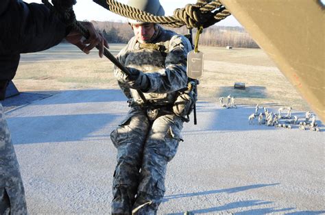 First Army Recruiter Graduates Air Assault School | Article | The ...