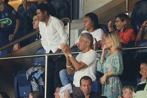 Photo Nagui et sa femme Mélanie Page dans les tribunes lors du match