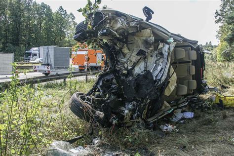 Unfall A T Dlicher Unfall Auf Der Autobahn Skoda Kracht Gegen Baum