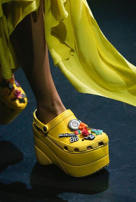 Balenciaga Presenta Al Mundo Los Crocs Con Plataforma La Pesadilla Se