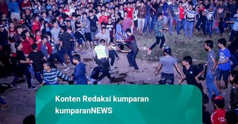 Tawuran Pecah Di Depan Mal Bassura Jaktim Warga Saling Serang Pakai