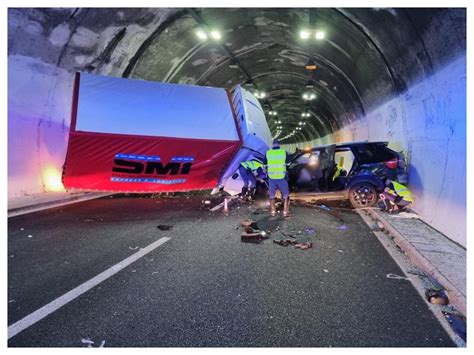 Tragedia Nella Notte Sull A Schianto Tra Un Auto E Un Camion Un