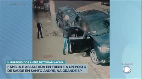 V Deo Mostra Fam Lia Sendo Assaltada Em Frente A Posto De Sa De Na