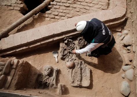 Arqueólogos desentierran ocho momias de la época colonial en Perú