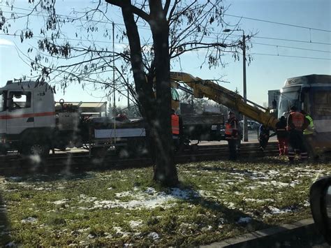 Kraków Tramwaj wypadł z szyn Utrudnienia na al Pokoju trwały dwie