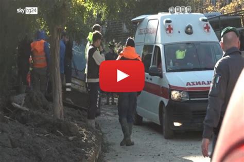 Frana Ischia Video Ritrovati Altri Tre Corpi Sotto Il Fango Le