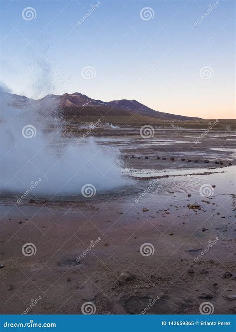 G Iseres Del Tatio De Atacama Que Emite El Vapor Sobre Las Horas De La