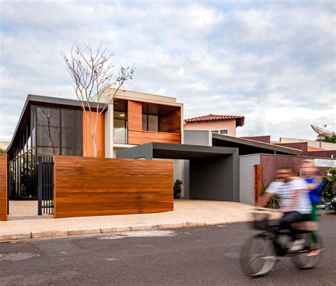 Brazilian House Around Courtyard Filled With Tropical Plants Interiorzine