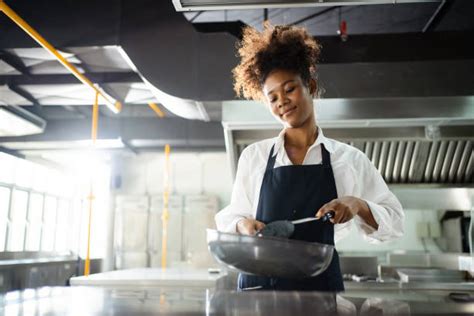 120 Fuego Cook Mujer Wok Cocina Fotografías De Stock Fotos E Imágenes